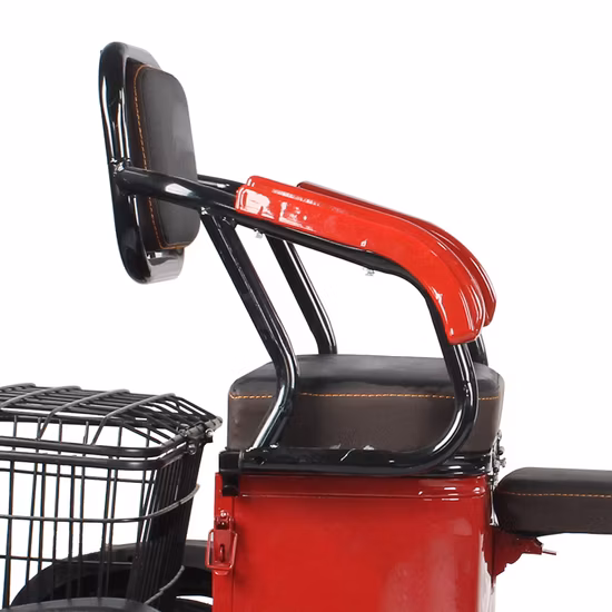 Offenes Mini-Elektro-Dreirad mit drei Rädern und Körben vorne und hinten